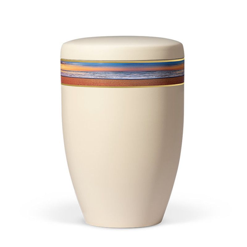 Naturstoffurne in Elfenbein-Beige mit einem dekorativen Band in Abendstimmung, das sanfte Farben wie Blau, Orange und Braun zeigt; Gesamtansicht.
