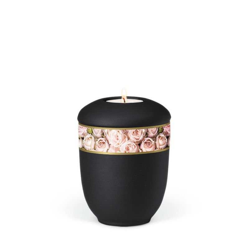 Die schwarze Keramikurne hat eine runde Form, ein dekoratives Band mit Rosenblättern in Rosa und ein Teelicht auf der Oberseite.