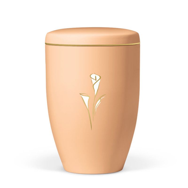 Naturstoffurne in Ockerorange mit goldener Umrandung und einer Calla-Blume in Gold/Weiß, in Gesamtansicht.