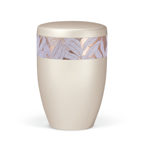 Naturstoffurne in cremeweiß mit perlmuttartiger Oberfläche und einem dekorativen Band aus Rosé Gold mit Blattmotiv, in Gesamtansicht.