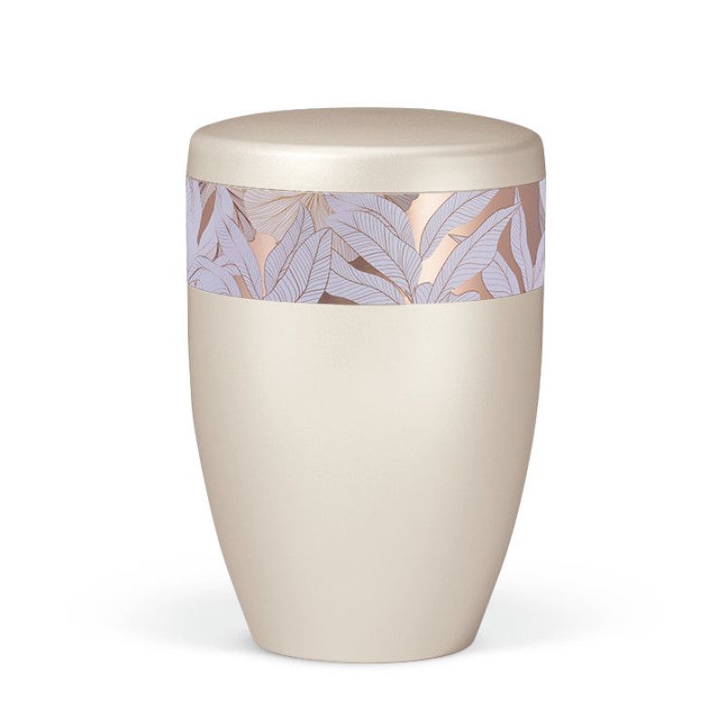 Naturstoffurne in cremeweiß mit perlmuttartiger Oberfläche und einem dekorativen Band aus Rosé Gold mit Blattmotiv, in Gesamtansicht.