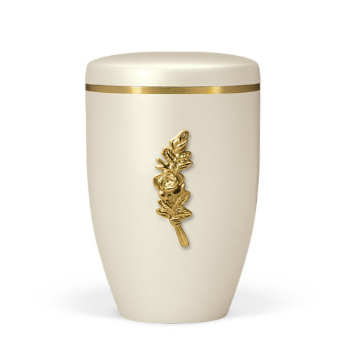 Die cremeweiße Naturstoffurne hat eine polierte Oberfläche, ist mit einem goldenen, gebürsteten Band und einem Rosenbund in Gold verziert.