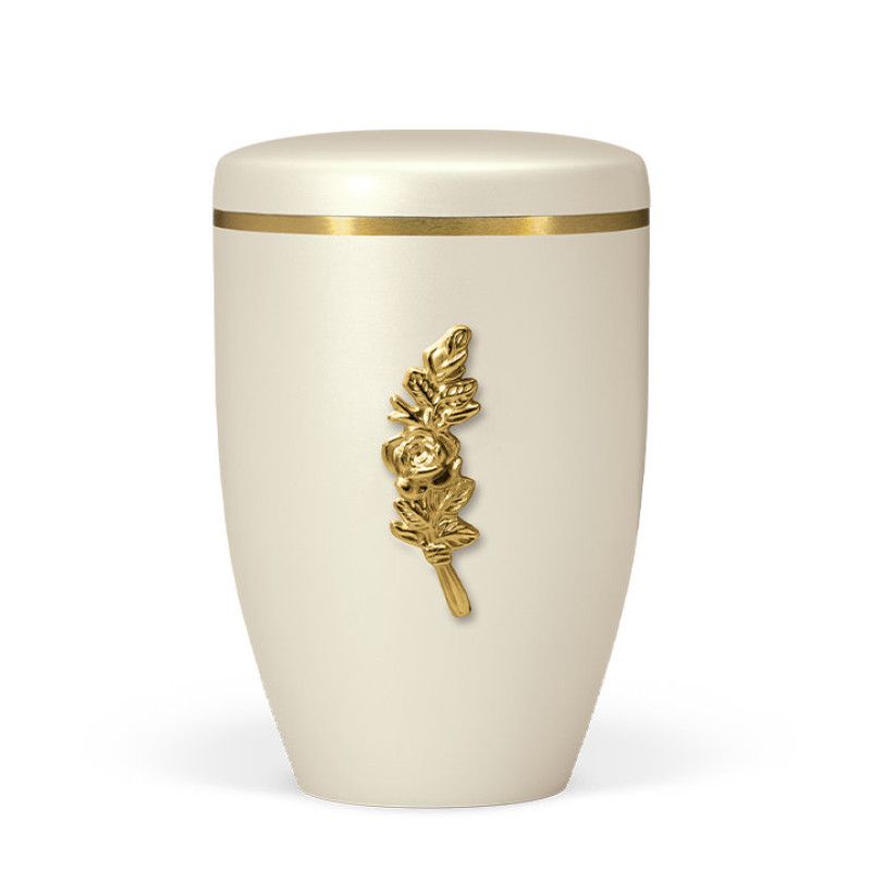 Die cremeweiße Naturstoffurne hat eine polierte Oberfläche, ist mit einem goldenen, gebürsteten Band und einem Rosenbund in Gold verziert.