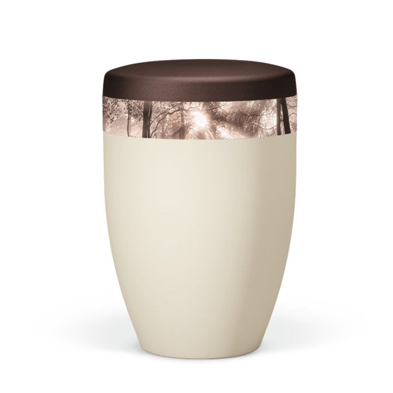Die Naturstoffurne in Elfenbein-Beige hat einen kastanienbraunen, matten Deckel und zeigt ein dekoratives Waldmotiv mit Sepia-Effekt im oberen Bereich.
