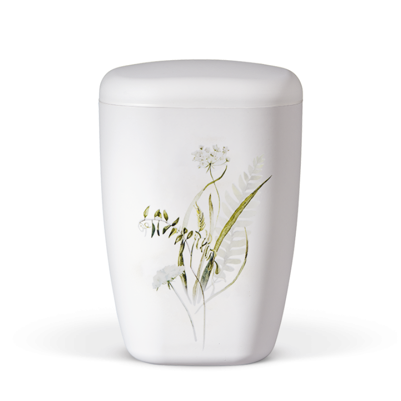 Die Naturstoffurne in mattem Weiß zeigt eine stilisierte Dekoration mit Wildblumen und Gräsern in sanften Grüntönen und hat eine runde Form mit einem abgerundeten Deckel.