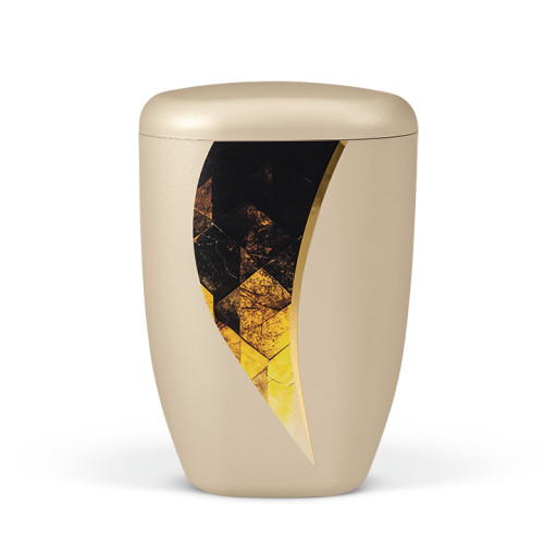 Naturstoffurne in perlbeige mit vertikal geschwungenem Dekorband in Schwarz und Gold, das geometrische Muster zeigt; Gesamtansicht der Urne.