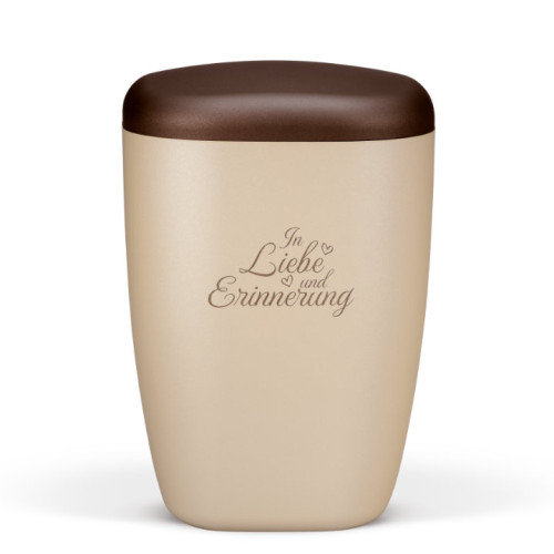 Naturstoffurne in perlbeige mit Lasergravur "In Liebe und Erinnerung" und kastanienbraunem Deckel, in Gesamtansicht.