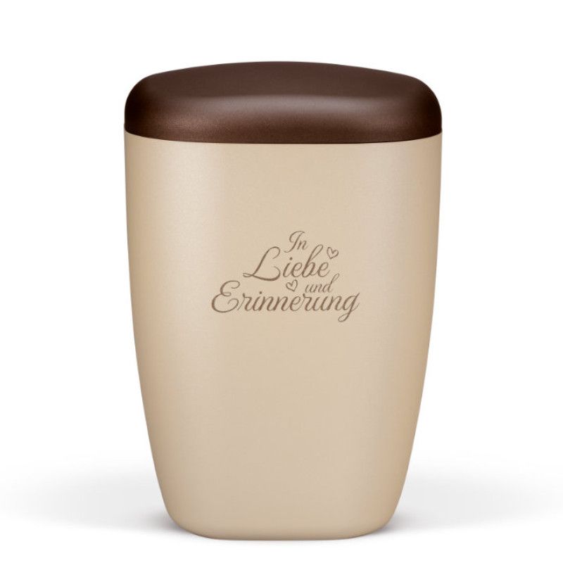 Naturstoffurne in perlbeige mit Lasergravur "In Liebe und Erinnerung" und kastanienbraunem Deckel, in Gesamtansicht.