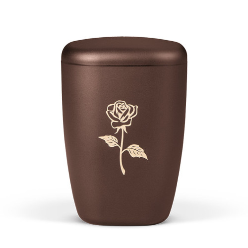 Naturstoffurne in kastanienbraunem, mattem Finish mit einer lasergravierten Rose auf der Vorderseite, in Gesamtansicht.