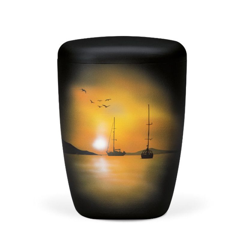 Naturstoffurne in anthrazit mit handbemaltem Motiv eines Segelbootes vor einem Sonnenuntergang, Gesamtansicht mit sanften Farbverläufen und stilisierten Vögeln.