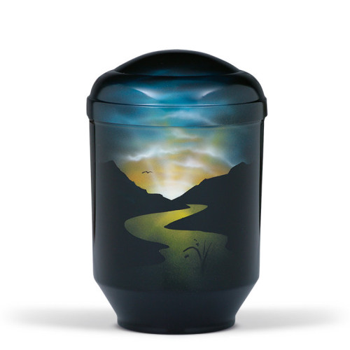 Eine schwarze Stahlurne mit Airbrush-Motiv, das eine Landschaft mit Bergen und einem Fluss zeigt, in sanften Farben von Blau, Gelb und Grün, Gesamtansicht.
