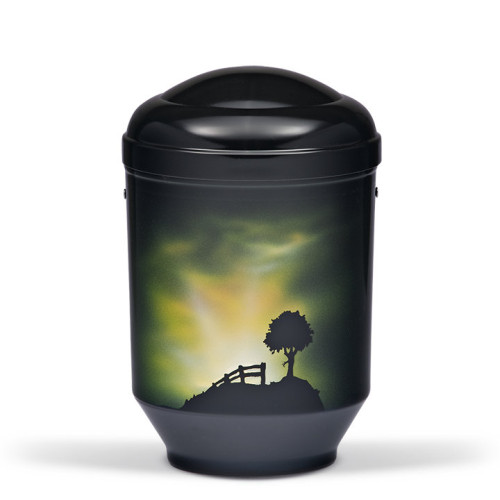 Die schwarze Stahlurne mit Airbrush-Motiv zeigt eine stilisierte Landschaft mit einem Baum und einem Zaun auf der Vorderseite, in einer Gesamtansicht.