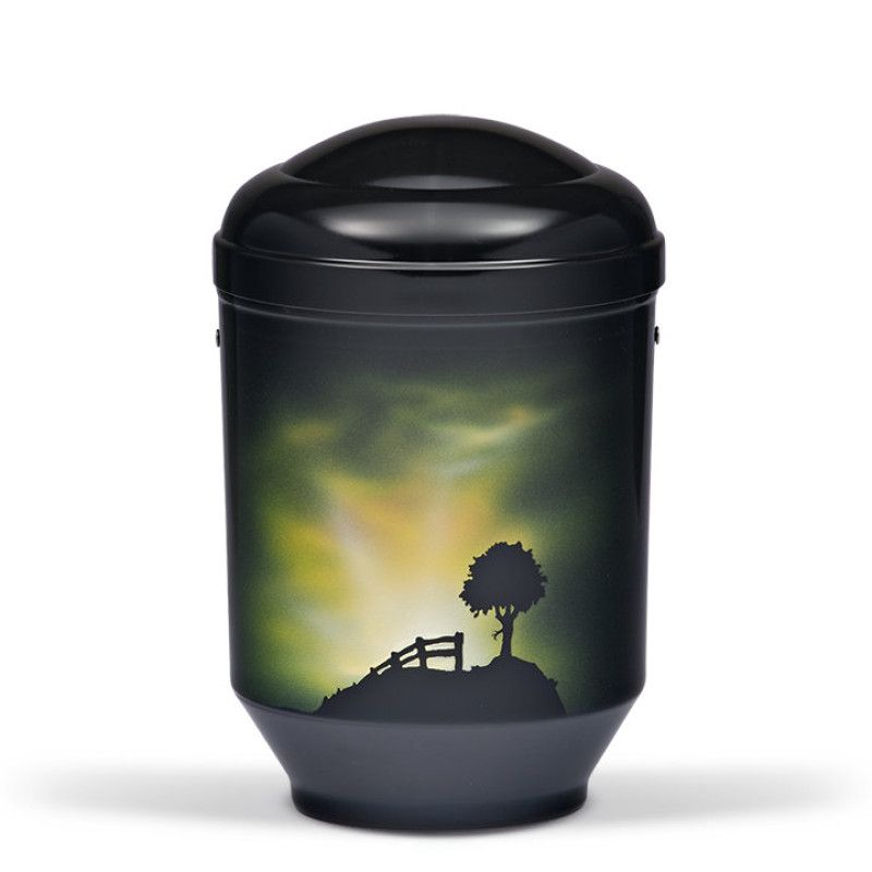 Die schwarze Stahlurne mit Airbrush-Motiv zeigt eine stilisierte Landschaft mit einem Baum und einem Zaun auf der Vorderseite, in einer Gesamtansicht.