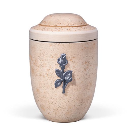 Dujura-Urne aus Kalzium in Steinoptik, terracottafarben mit einer dekorativen Rose aus Naturfasern, Gesamtansicht mit runder Form und abgerundetem Deckel.