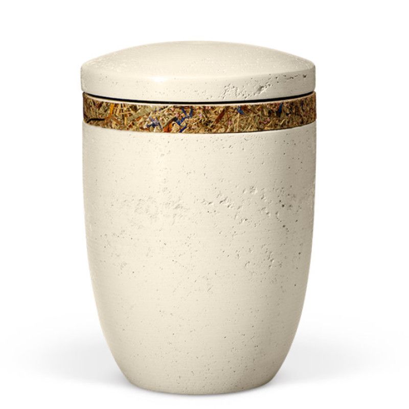 Die Dujura-Urne aus Kalzium hat eine hellbeige Steinoptik, einen flachen Deckel und ist mit einem Almwiesenband verziert.