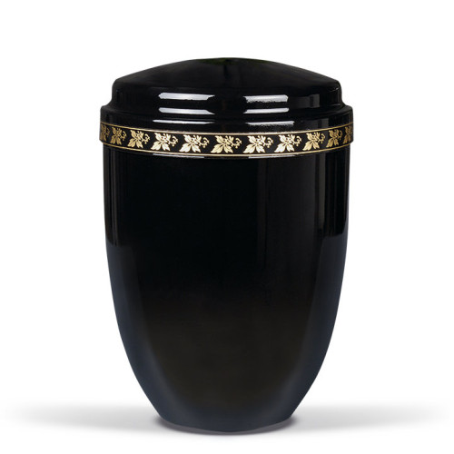 Schwarze Stahlurne mit glänzender Oberfläche und einem goldenen Dekorband mit Blattmotiven am Deckel, in Gesamtansicht dargestellt.