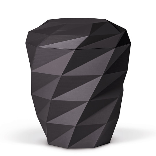 Die Naturstoffurne in Anthrazit Velours hat eine facettierte, geometrische Form und ist aus 3D-gedrucktem Material gefertigt.