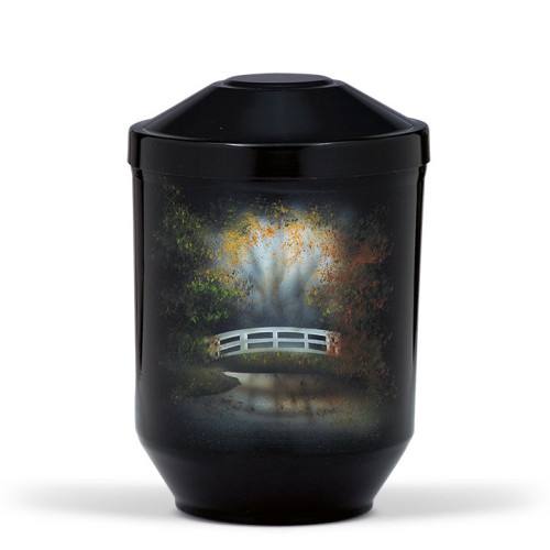 Die schwarze Stahlurne mit Airbrush-Dekor zeigt eine idyllische Landschaft mit einem weißen Brückenmotiv und bunten Herbstbäumen in einer Gesamtansicht.
