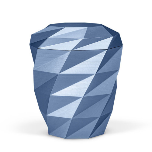 Die Naturstoffurne in Gletscherblau hat eine facettierte, geometrische Form und ist aus 3D-Druck gefertigt, sichtbar in einer Gesamtansicht.