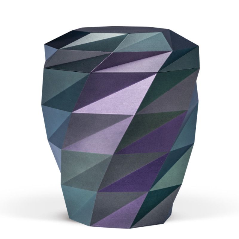 Naturstoffurne in geometrischer Form mit Effektlack in Magentarot und Fjordgrün, aus 3D-Druck, Gesamtansicht mit facettiertem Design.