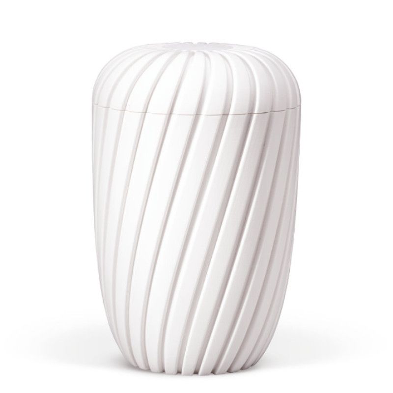 Eine weiße, matte Naturstoffurne mit rillenförmiger 3D-Druckstruktur, die eine ovale Form hat und einen abnehmbaren Deckel aufweist.