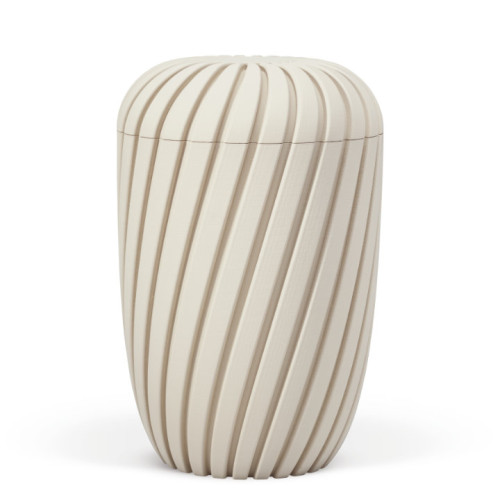 Naturstoffurne in beige mit 3D-gedruckten Rillen, ovaler Form und abgerundetem Deckel, Gesamtansicht auf einem weißen Hintergrund.