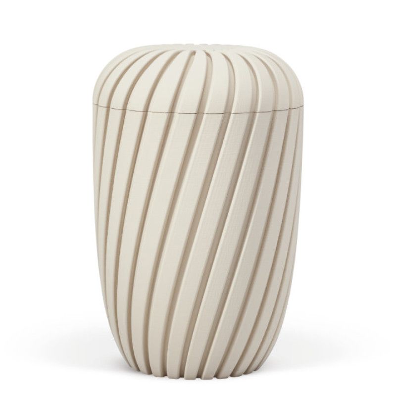 Naturstoffurne in beige mit 3D-gedruckten Rillen, ovaler Form und abgerundetem Deckel, Gesamtansicht auf einem weißen Hintergrund.