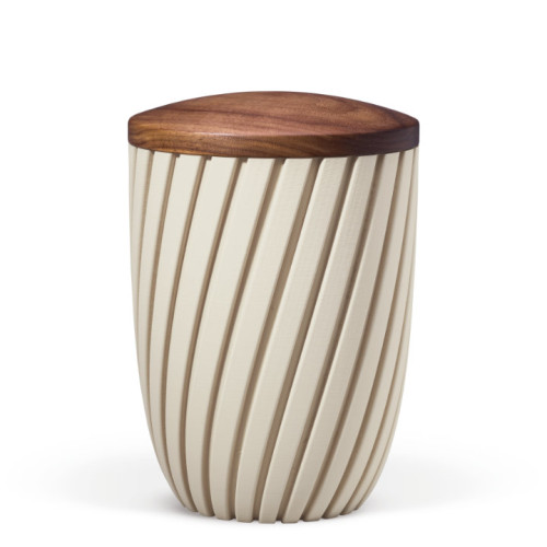 Naturstoffurne in beige Velours mit 3D-Rillenstruktur und einem Holzdeckel aus Nussbaum, Gesamtansicht mit ovaler Form und sanften Linien.