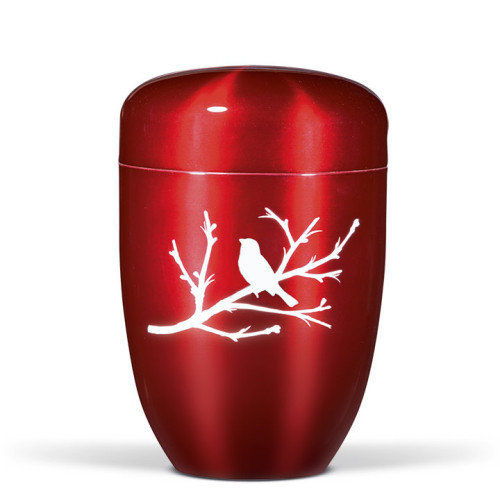 Die weinrote Stahlurne hat eine ovale Form und zeigt ein weißes Airbrush-Motiv eines Vogels auf einem Zweig, sichtbar in Gesamtansicht.