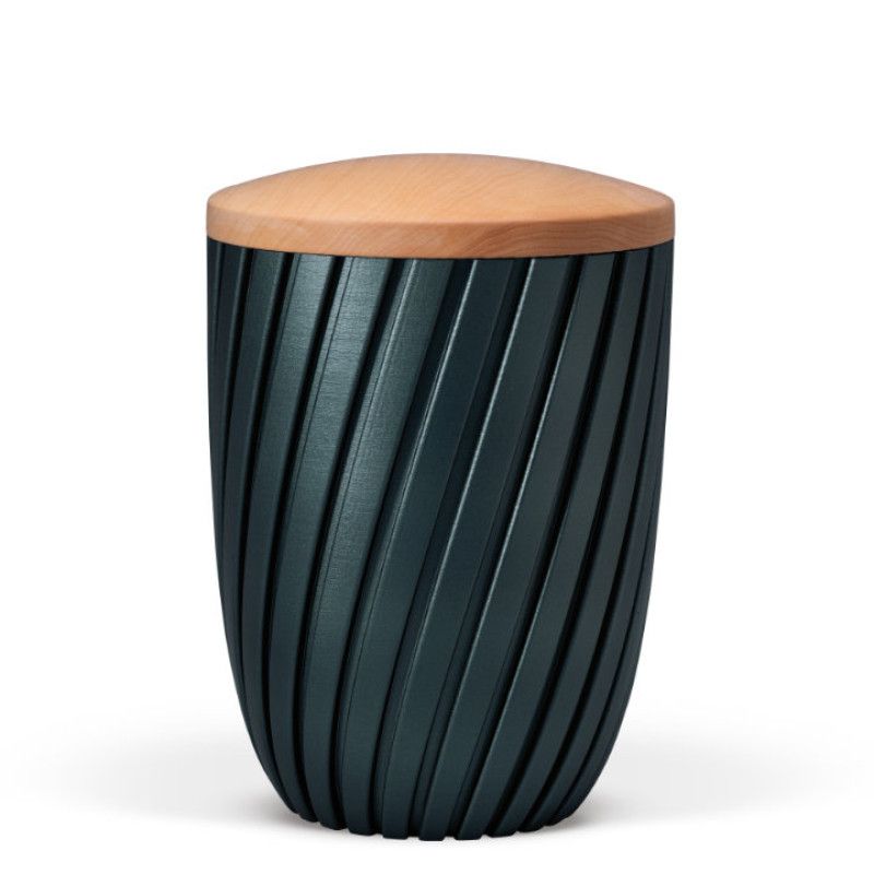 Naturstoffurne in Petrol mit 3D-gedrucktem, gerilltem Design und einem Holzdeckel aus Linde, Gesamtansicht.