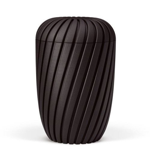 Eine anthrazitfarbene Naturstoffurne mit einer strukturierten, rillenförmigen Oberfläche, gefertigt im 3D-Druck, in Gesamtansicht.