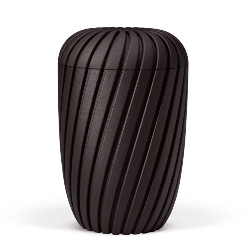 Eine anthrazitfarbene Naturstoffurne mit einer strukturierten, rillenförmigen Oberfläche, gefertigt im 3D-Druck, in Gesamtansicht.
