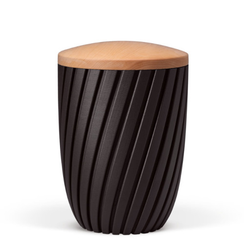 Naturstoffurne mit rillenförmiger Struktur in anthrazit Velours und einem Holzdeckel aus Linde, in einer Gesamtansicht präsentiert.