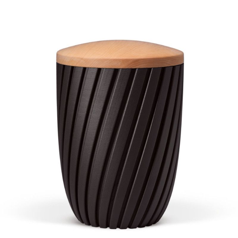 Naturstoffurne mit rillenförmiger Struktur in anthrazit Velours und einem Holzdeckel aus Linde, in einer Gesamtansicht präsentiert.