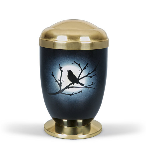 Schwarze Stahlurne mit Airbrush-Motiv eines Vogels auf einem Zweig, goldfarbener Messingdeckel und Sockel, Gesamtansicht.