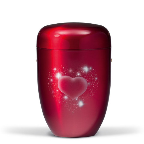 Die weinrote Stahlurne hat eine glänzende Oberfläche und zeigt ein Airbrush-Motiv in Form eines Herzens, umgeben von glitzernden Effekten, in Gesamtansicht.