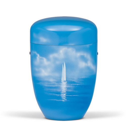 Stahlurne in Himmelblau mit Airbrush-Motiv eines Segelschiffs auf ruhigem Wasser, Gesamtansicht mit abgerundeter Form und glatter Oberfläche.