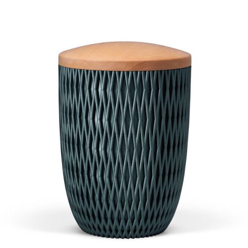 Naturstoffurne in Petrol mit 3D-Druck-Rautenmuster und einem Holzdeckel aus Linde, in Gesamtansicht dargestellt.