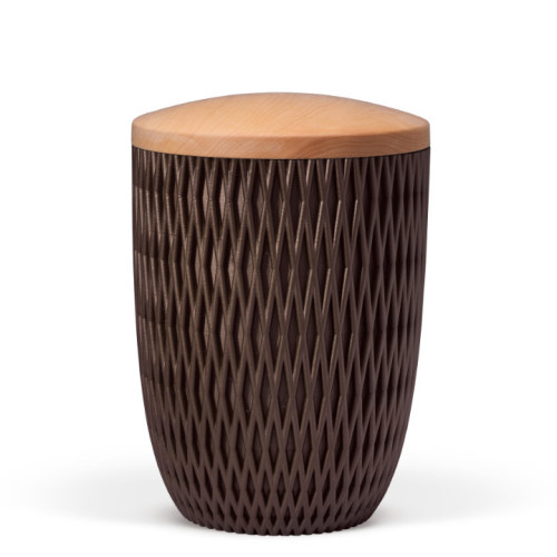 Naturstoffurne in kastanienbraun-matt mit 3D-Druck-Rautenmuster und Holzdeckel aus Linde, in Gesamtansicht.