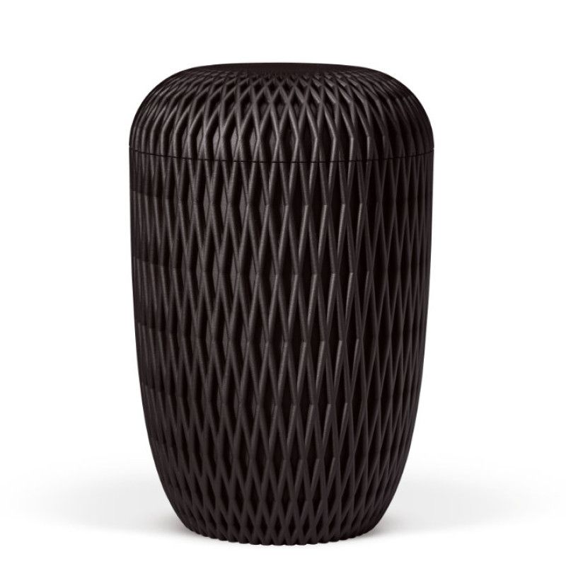 Die Naturstoffurne in Anthrazit Velours hat eine runde Form mit einer 3D-Druck-Oberfläche in Rautenstruktur und ist geschlossen.
