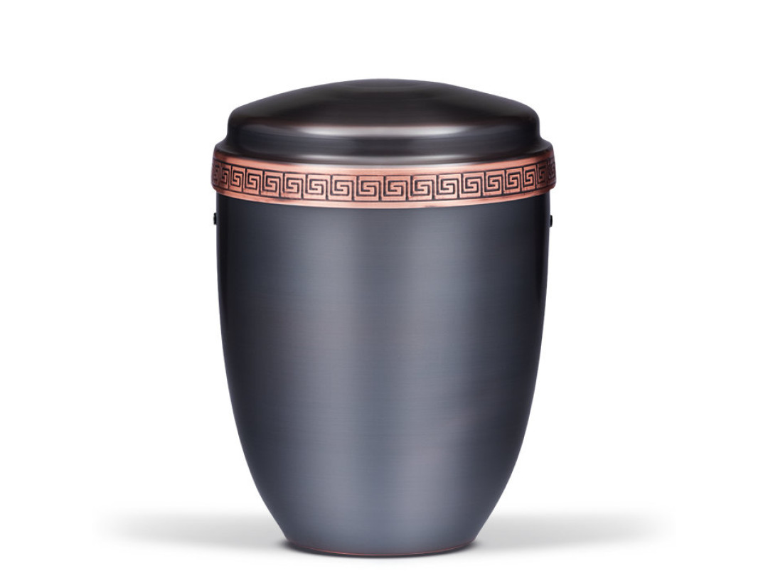 Kupferurne, Dunkel, Mäanderprägung am Deckelrand