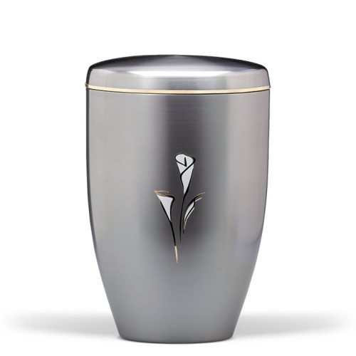 Stahlurne ZIHESTA in glänzendem Weiß-Gold mit einer stilisierten Calla-Blume, konisch geformt und mit einem abnehmbaren Deckel.