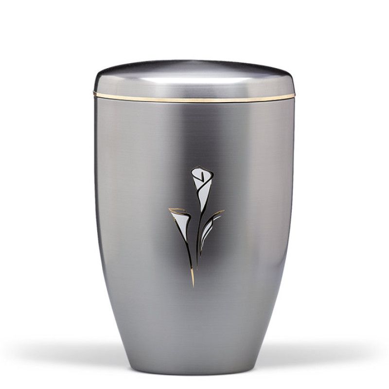 Stahlurne ZIHESTA in glänzendem Weiß-Gold mit einer stilisierten Calla-Blume, konisch geformt und mit einem abnehmbaren Deckel.