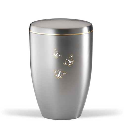 Stahlurne in glänzendem Weiß-Gold mit einem Goldband und Schmetterlingsmotiven, in ovaler Form mit einem abgerundeten Deckel, Gesamtansicht.