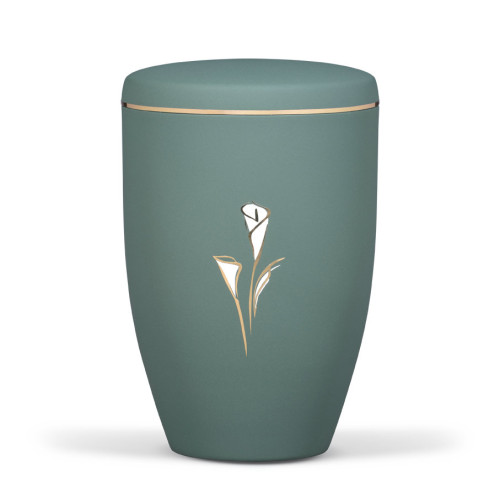 Stahlurne in olivegrünem Velours mit gold-weißer Calla-Blume und goldener Banderole, in Gesamtansicht und mit glatter, runder Form.