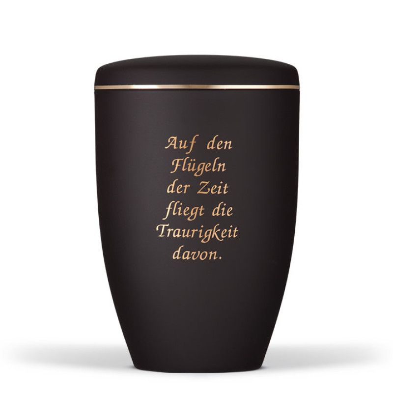 Anthrazitfarbene Stahlurne mit samtiger Oberfläche, goldfarbenem Band und eingraviertem Trauertext in goldener Schrift, Gesamtansicht.