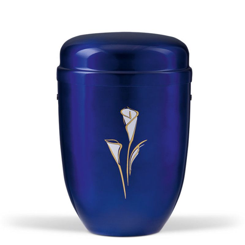 Stahlurne in Kobalt Blau mit goldenem Calla-Dekor, runde Form und glänzende Oberfläche, Gesamtansicht.