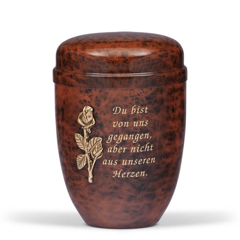 Die Stahlurne in Wurzelholzdesign hat eine braune, glänzende Oberfläche und zeigt eine goldfarbene Inschrift sowie eine Rose auf der Vorderseite.