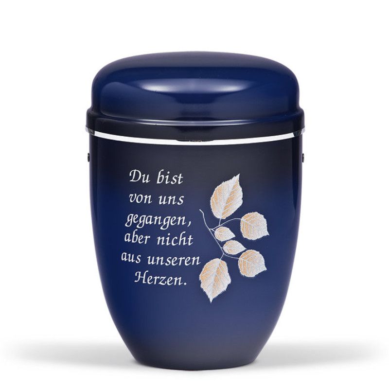 Stahlurne in Blau mit schwarzer Patina, verziert mit silbernem Band und dem Text "Du bist von uns gegangen, aber nicht aus unseren Herzen" sowie Blattmotiven.