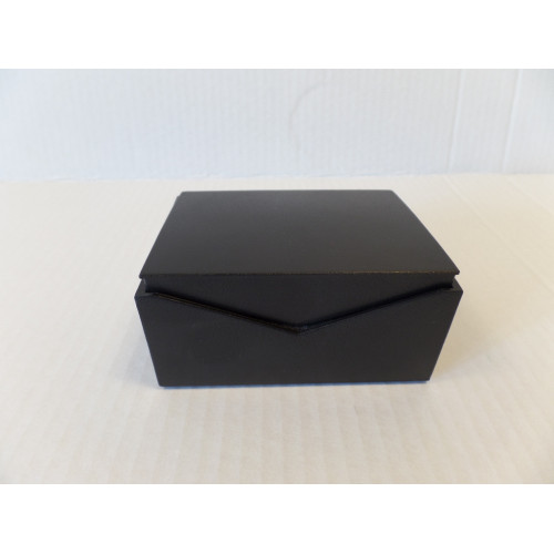 Schwarze Schatulle aus mattem Material in rechteckiger Form mit einer leicht gewölbten Oberseite, geeignet für kleine Miniurnen, Gesamtansicht.